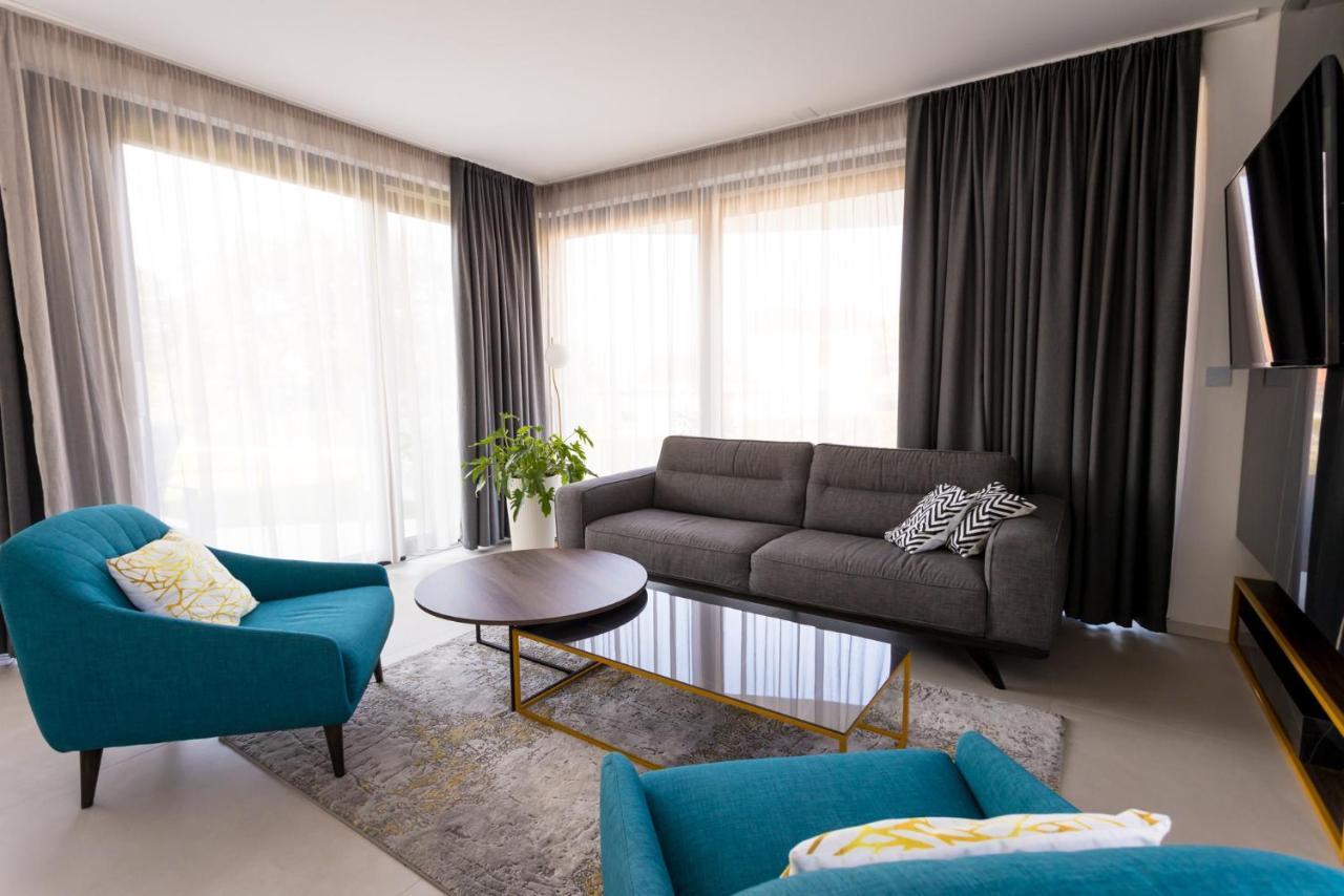 Piano Apartment *